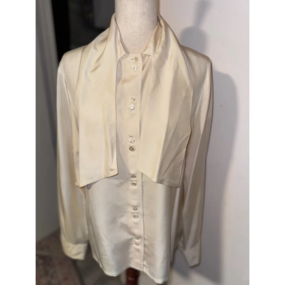 Long sleeve blouse cream colored 100% silk. To fit bust 38 inches. Yeager London - Picture 9 of 14